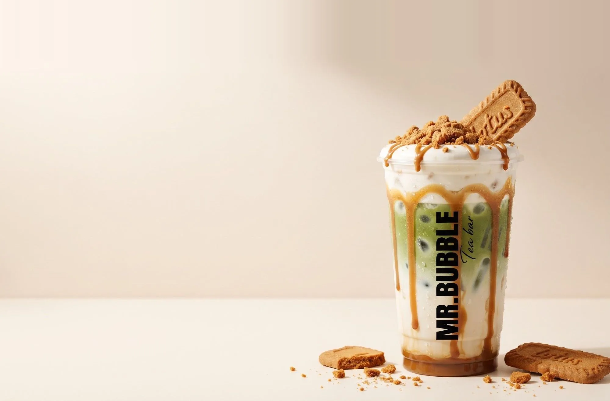 Lotus Matcha de Mr. Bubble: latte de matcha con cold foam y galleta Lotus
