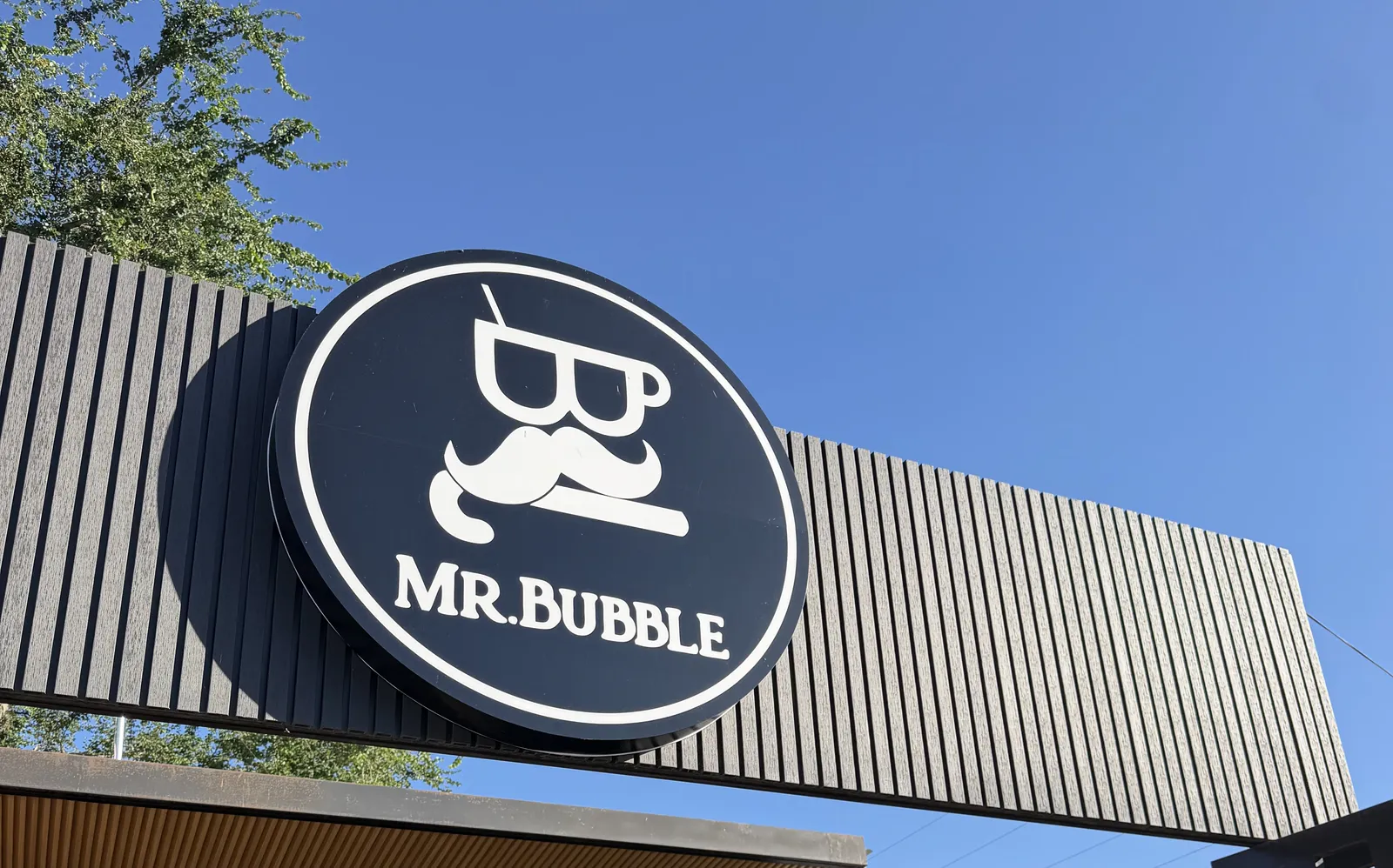 Letrero de Mr. Bubble en la fachada del local